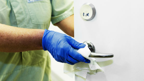 Service-assistent rengør dørhåndtag